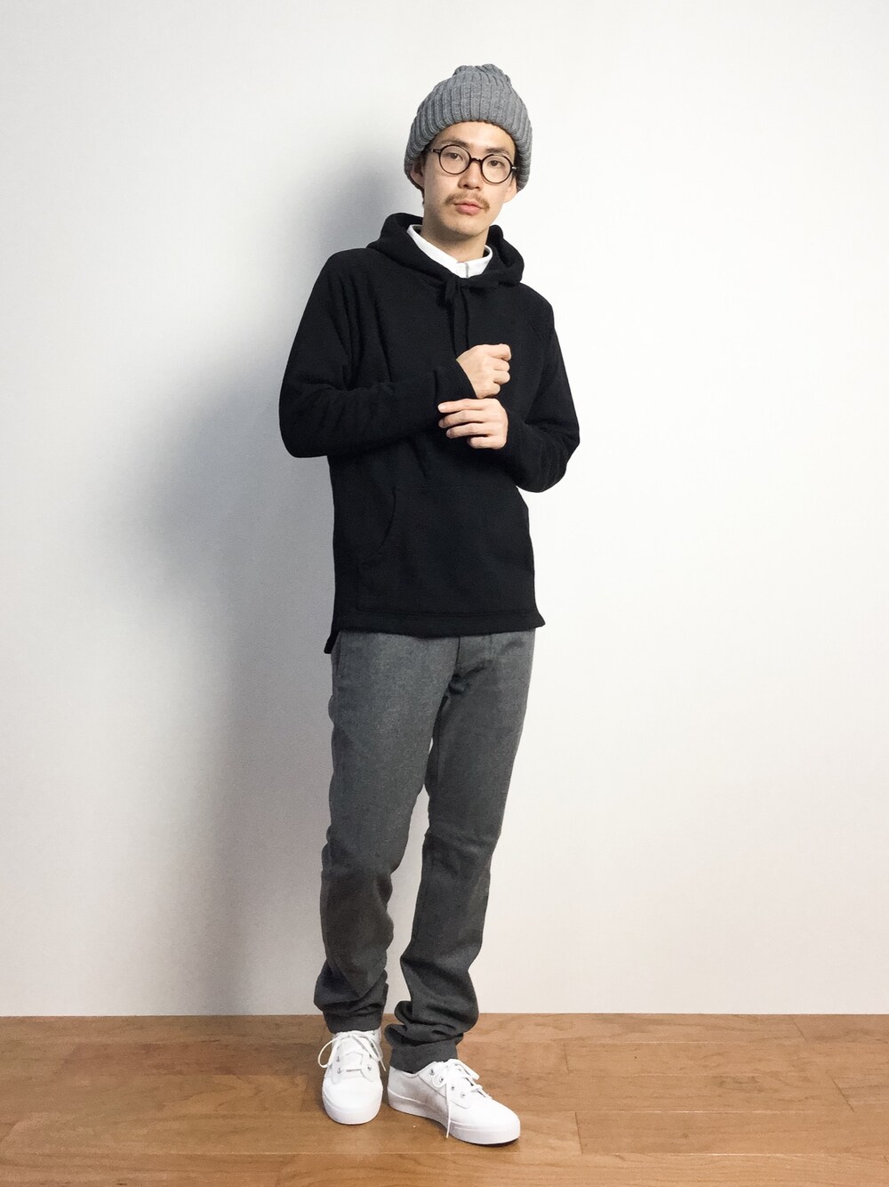 「ニット帽、パーカー、ニットキャップ、プルオーバーパーカー、白スニーカー、グレーパンツ、黒パーカー、グレーのニット帽」｜「adidasのadidas アディダス KIEL キール D69241 15FA VINWHT/WHT/GRE         （スニーカー、ホワイト系）」を使った、ナカニシアキラさん（メンズ・172cm）の秋コーディネートの1枚目の写真