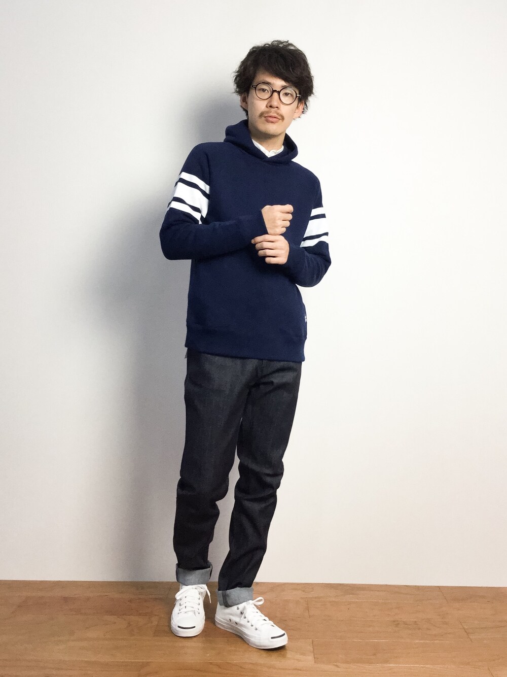 「パーカー、パーカ、プルオーバーパーカー、デニムパンツ、白スニーカー、ジャックパーセル、ネイビーパーカー、ホワイトスニーカー、シャツ×パーカー、ネイビーのパーカー」｜「CONVERSEのconverse コンバース JACK PURCELL ジャックパーセル WHITE（スニーカー、ホワイト系）」を使った、ナカニシアキラさん（メンズ・172cm）の秋コーディネートの1枚目の写真