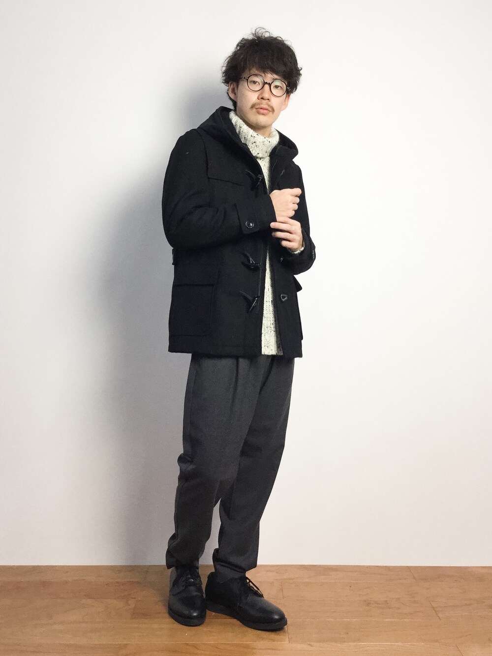 「ダッフル、ダッフルコート、タートルネック、革靴、タートルネックニット、ショートダッフル、グレーパンツ」｜「NANO universeのMelton ダッフルコート（ダッフルコート、ブラック系）」を使った、ナカニシアキラさん（メンズ・172cm）の秋コーディネートの1枚目の写真