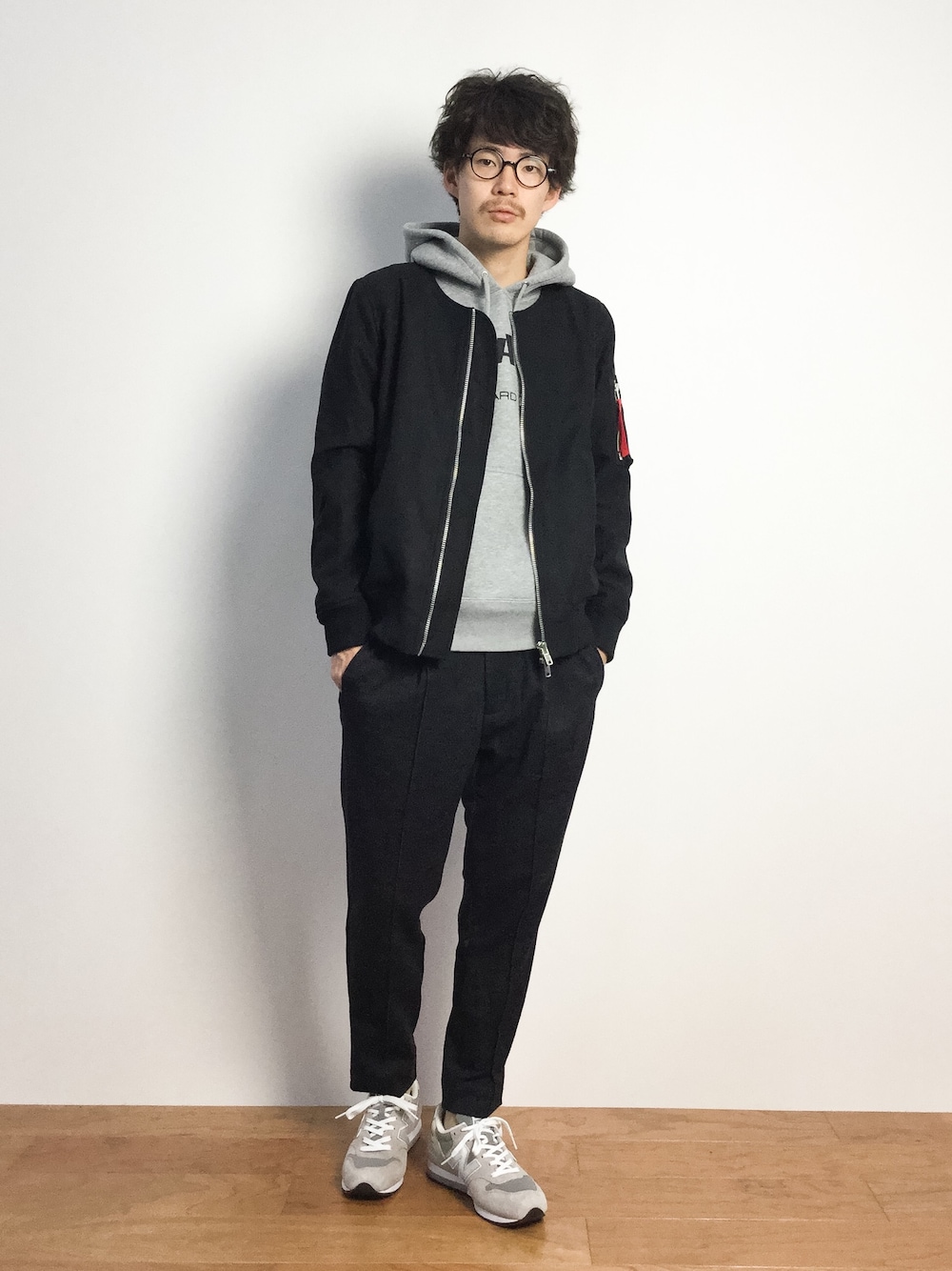 ブラック系のMA-1、ブラック系のその他パンツ、グレー系のスニーカーを着用したメンズの秋コーディネートの1枚目の写真