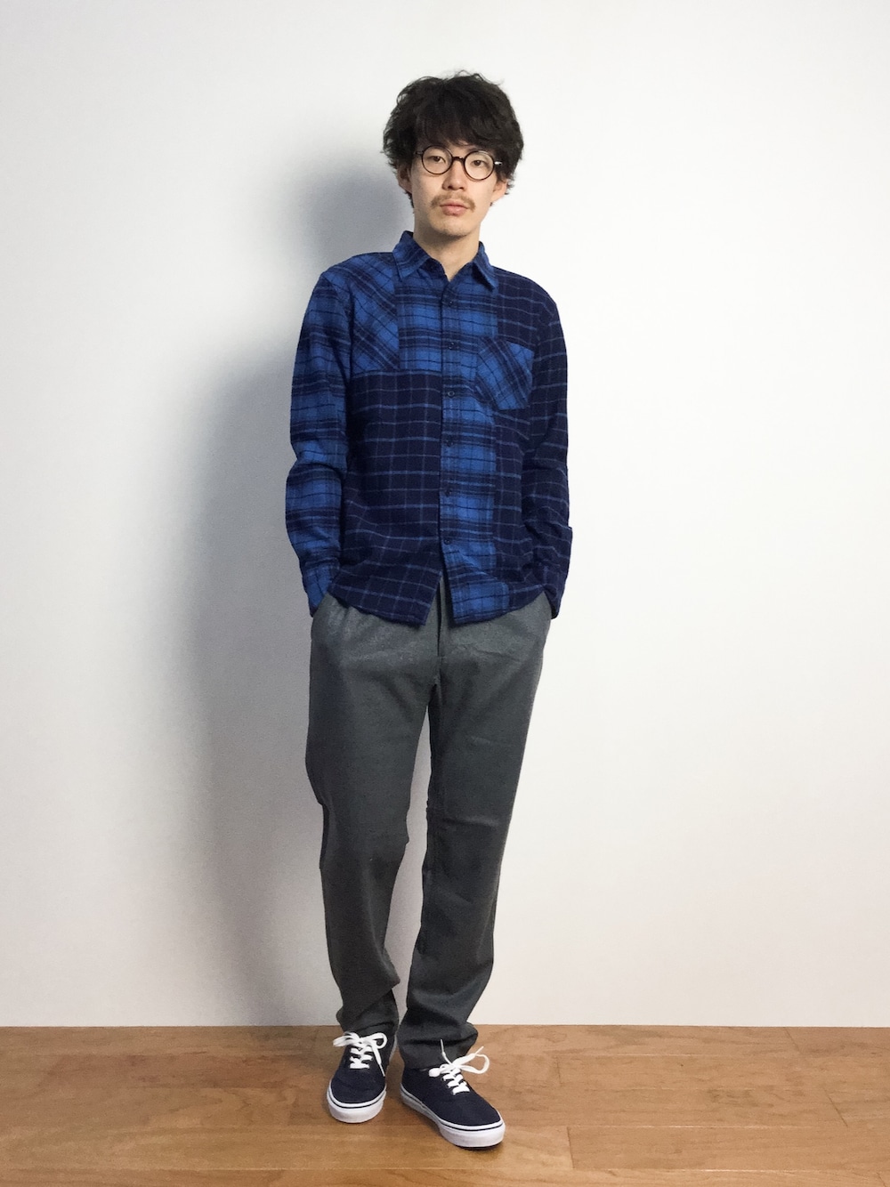 「VANS、チェックシャツ、ネルシャツ、ネルシャツチェック、クレイジーパターン、グレーパンツ、VANSのスニーカー、青チェック、青チェックシャツ、チェックのネルシャツ」｜「VANSの《メルマガ掲載》【ZOZOTOWN OPEN記念モデル】 VANS ヴァンズ ERA エラ V95CL MJ NAVY（スニーカー、ブルー系）」を使った、ナカニシアキラさん（メンズ・172cm）の秋コーディネートの1枚目の写真