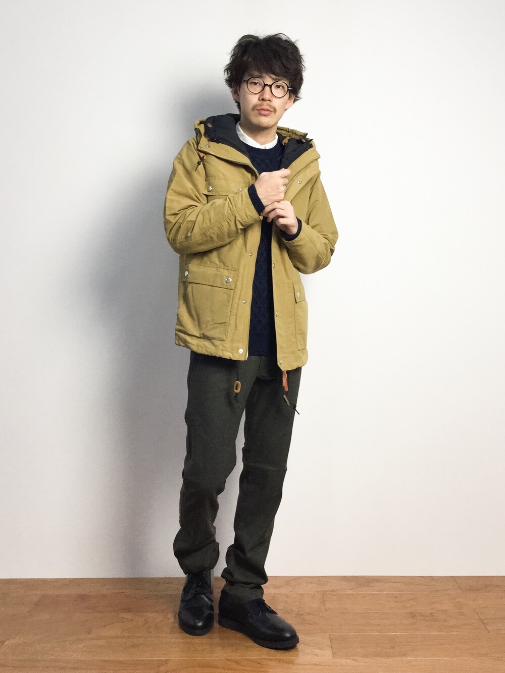 「アウター、マウンテンパーカー、革靴、グレーパンツ」｜「green label relaxingのBALLIS STRC/FLAN SLIM NP パンツ　（その他パンツ、グリーン系）」を使った、ナカニシアキラさん（メンズ・172cm）の秋コーディネートの1枚目の写真