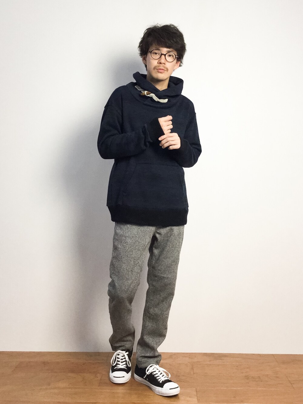 「パーカー、スラックス、スラックスパンツ、グレーパンツ、ネイビーパーカー、ネイビーのパーカー」｜「BEAMSのBEAMS / ホームスパンスラックス（スラックス、グレー系）」を使った、ナカニシアキラさん（メンズ・172cm）の秋コーディネートの1枚目の写真