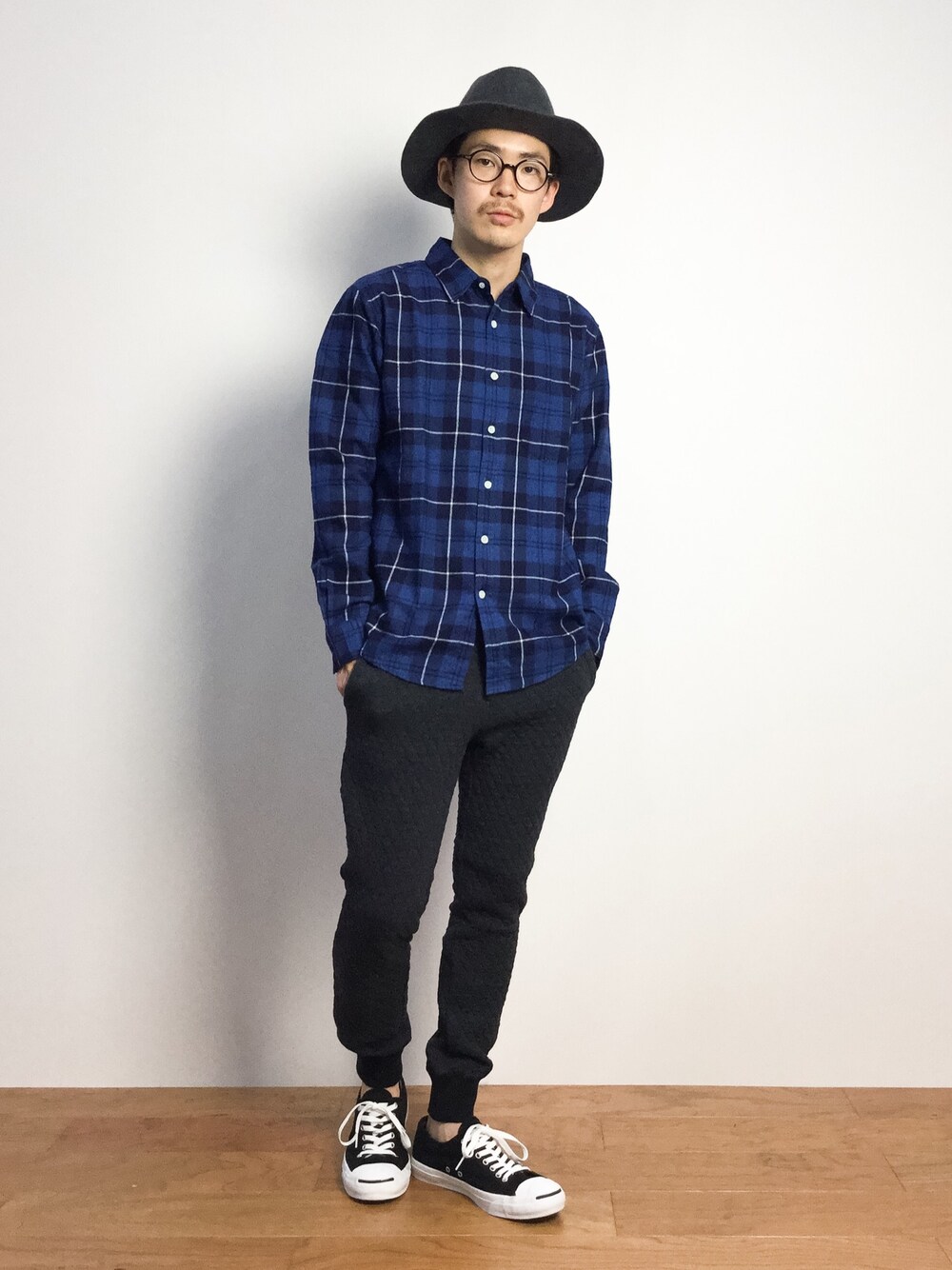 「チェックシャツ、リブパンツ、ハット、青チェック、青チェックシャツ」｜「BEAMSのBello × BEAMS / 別注　ボヌールハット（ハット、グレー系）」を使った、ナカニシアキラさん（メンズ・172cm）の秋コーディネートの1枚目の写真