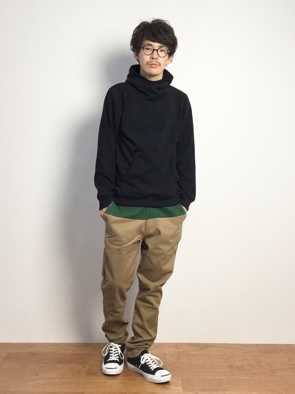 「チノパン、パーカー、プルオーバーパーカー、ベージュのチノパン、黒パーカー」｜「Right-onの【BACK NUMBER】モコモコパーカー（スウェット、ブラック系）」を使った、ナカニシアキラさん（メンズ・172cm）の秋コーディネートの1枚目の写真
