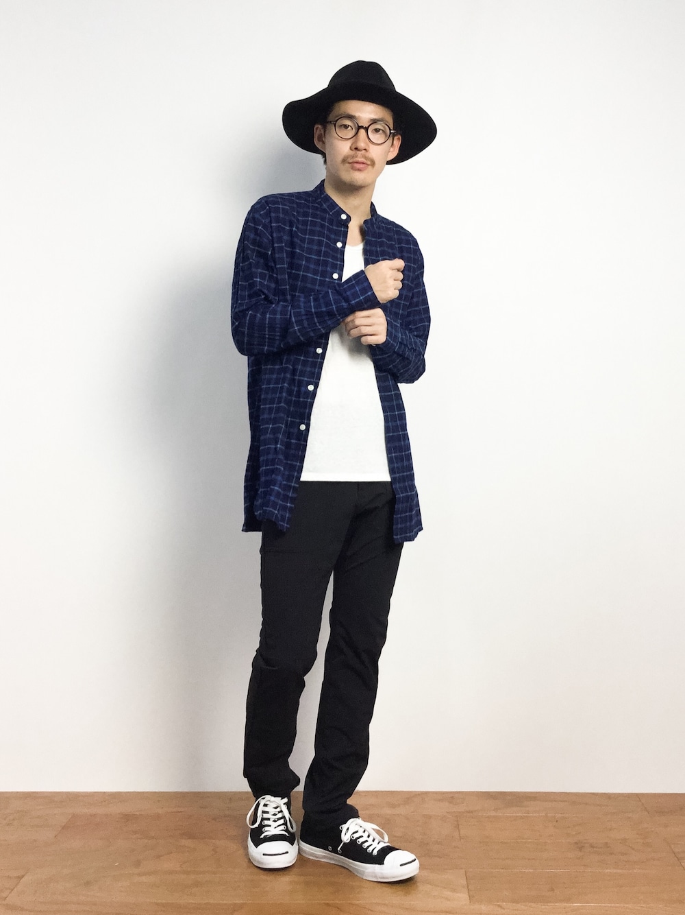 「チェックシャツ、ロングシャツ、クライミングパンツ、青シャツ、バンドカラー、バンドカラーシャツ、ロング丈シャツ」｜「UP STARTのつば広ハットフェルトハット（ハット、ブラック系）」を使った、ナカニシアキラさん（メンズ・172cm）の秋コーディネートの1枚目の写真