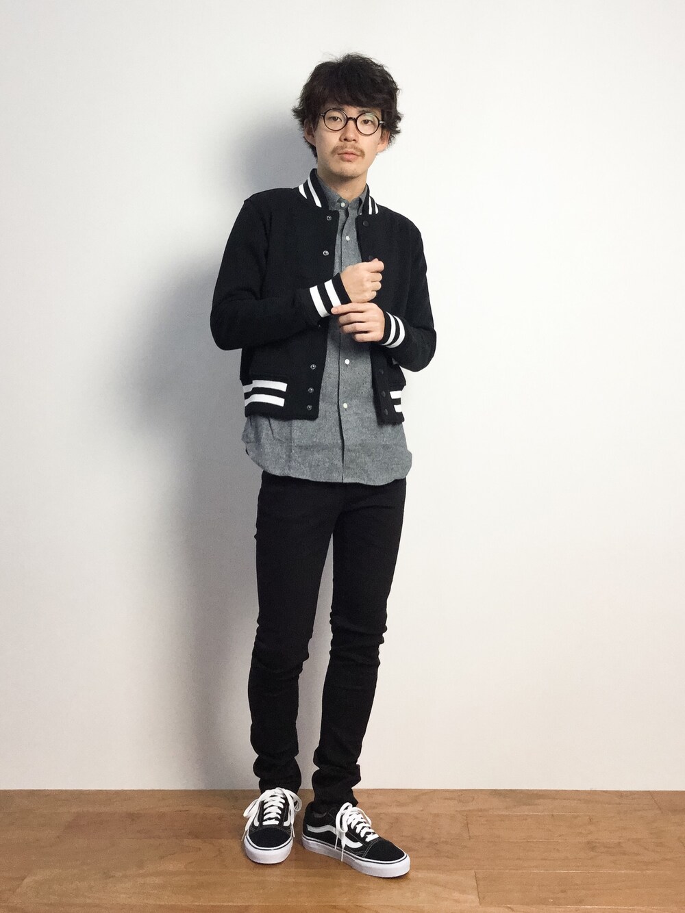 「スタジャン、VANS、スキニーパンツ、スキニー、スキニーデニム、黒スキニー、VANSのスニーカー、スウェットスタジャン」｜「BEAMSのCHEAP MONDAY / TIGHT NEW BLACK（デニムパンツ、ブラック系）」を使った、ナカニシアキラさん（メンズ・172cm）の秋コーディネートの1枚目の写真