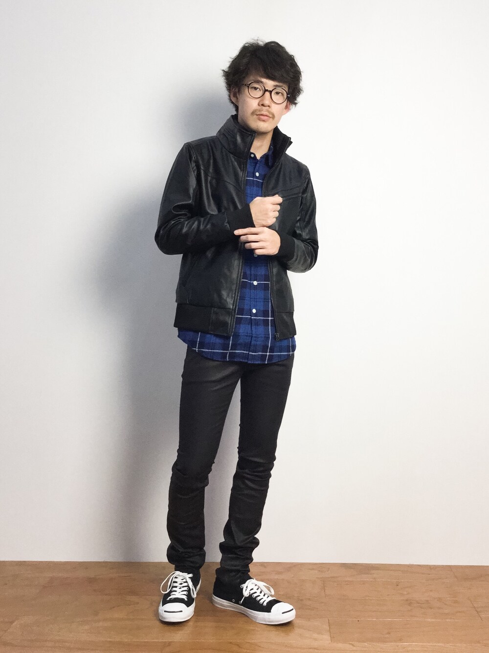 「レザージャケット、チェックシャツ、ライダース、ライダースジャケット、黒パンツ、青チェック、青チェックシャツ」｜「VIBGYORのPUスタンドライダースジャケット（ライダースジャケット、ブラック系）」を使った、ナカニシアキラさん（メンズ・172cm）の秋コーディネートの1枚目の写真