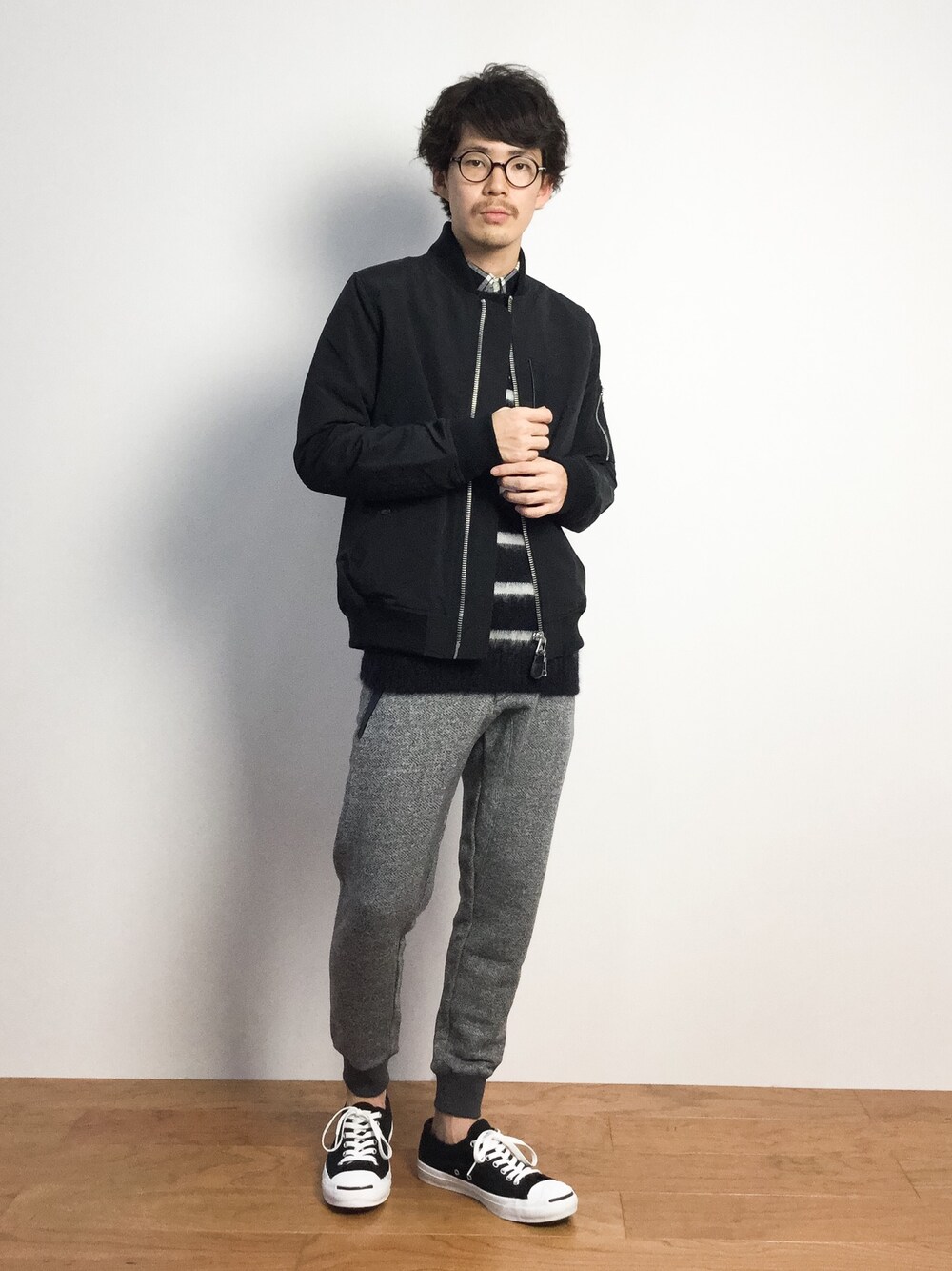 「MA-1、リブパンツ、MA1、ミリタリージャケット、シャツ×ニット、グレーパンツ」｜「AZUL by moussyのヘリンボン裏毛ガゼットパンツ（その他パンツ、ブラック系）」を使った、ナカニシアキラさん（メンズ・172cm）の秋コーディネートの1枚目の写真