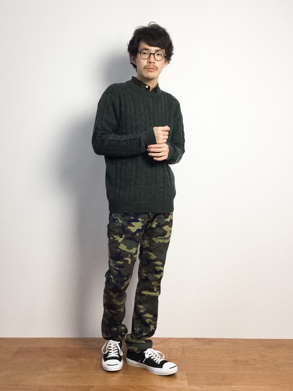 「ニット、セーター、カモフラ、ケーブルニット、カモフラパンツ、シャツ×ニット、迷彩パンツ」｜「BEAVERのGRAMICCI/グラミチ　CAMO NN-PANTS　（149）（その他パンツ、グリーン系）」を使った、ナカニシアキラさん（メンズ・172cm）の秋コーディネートの1枚目の写真