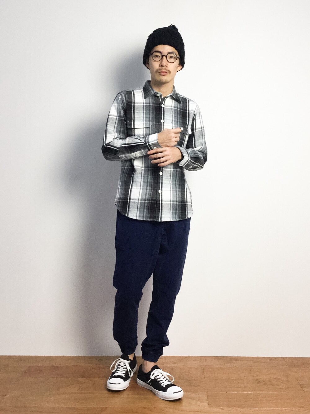 「ネルシャツ、ニット帽、ニットキャップ、ヘビーネル、ネルシャツチェック、黒ニット帽、黒チェックシャツ、ボンボンニット帽、ヘビーネルシャツ、チェックのネルシャツ」｜「HAMNETTの【HAMNETT】　ボンボンニットキャップ / ニット　キャップ（ニットキャップ/ビーニー、ブラック系）」を使った、ナカニシアキラさん（メンズ・172cm）の秋コーディネートの1枚目の写真