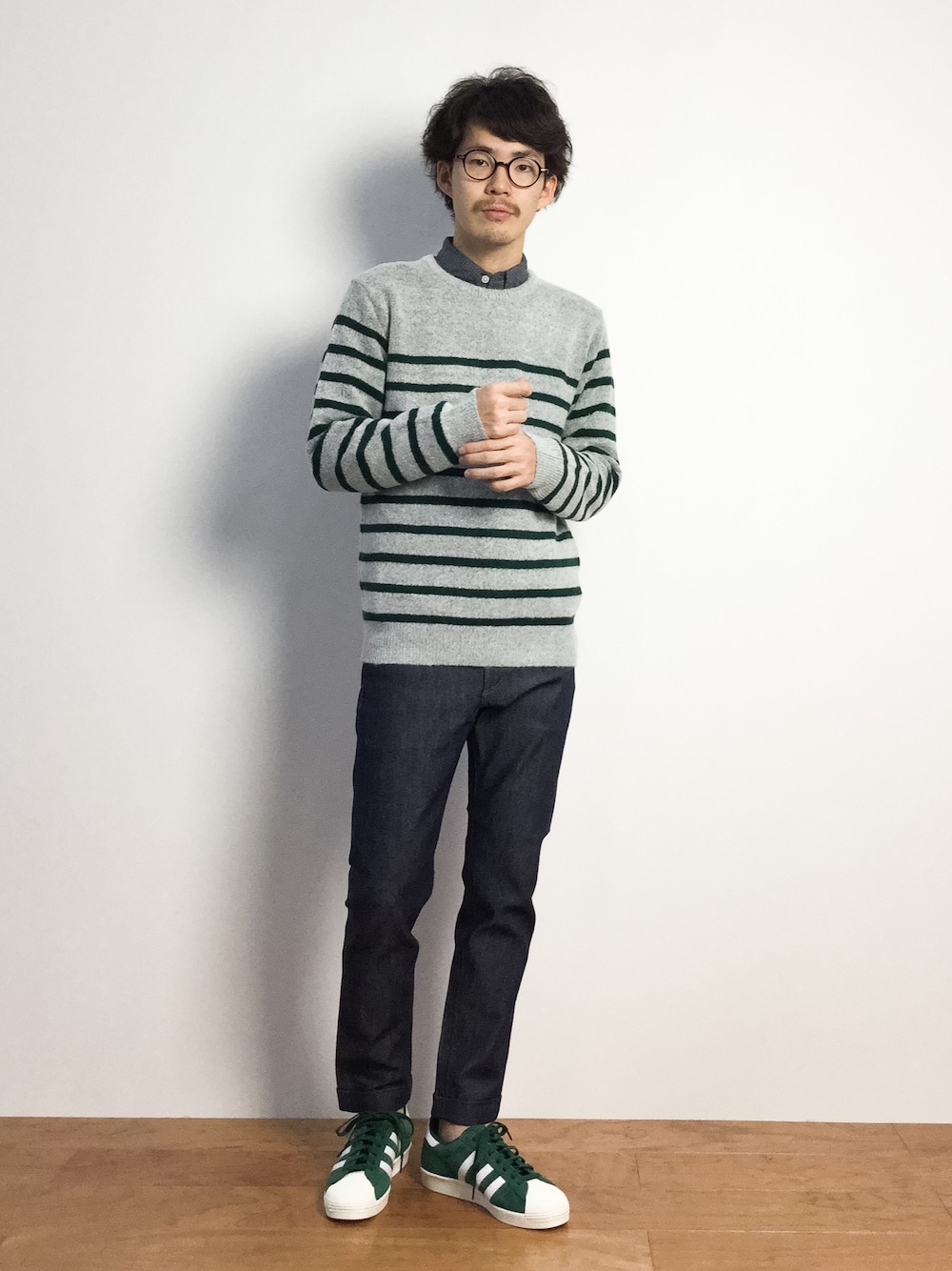「adidas、アディダス、ボーダーニット、シャツ×ニット、グレーニット、スーパースター、グレーのニット」｜「adidasのａｄｉｄａｓ　ＳＵＰＥＲＳＴＡＲ８０ｓ　ＳＵＥＤＥ（スニーカー、グリーン系）」を使った、ナカニシアキラさん（メンズ・172cm）の秋コーディネートの1枚目の写真