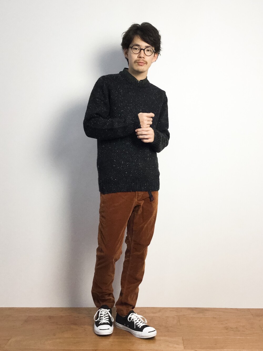 イエロー系のその他パンツ、グレー系のニット/セーターを着用したメンズの秋コーディネートの1枚目の写真