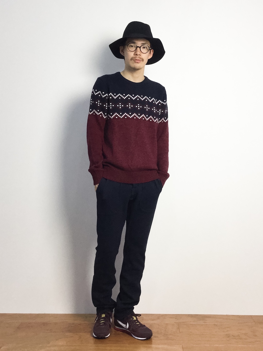 「ニット、ジャガード、ナイキスニーカー、ジャガードニット、ツバ広ハット、黒ハット」｜「LeeのLee/ CLIMBING PANTS（その他パンツ、ブルー系）」を使った、ナカニシアキラさん（メンズ・172cm）の秋コーディネートの1枚目の写真
