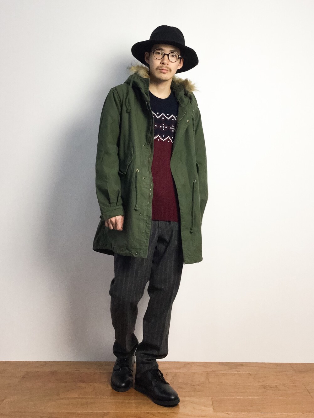 「モッズコート、スラックス、革靴、モッズコート カーキ、ツバ広ハット、グレーパンツ、黒ハット、カーキのモッズコート」｜「CASPER JOHN AIVERのミリタリーツイルファー付きモッズコート（モッズコート、グリーン系）」を使った、ナカニシアキラさん（メンズ・172cm）の秋コーディネートの1枚目の写真