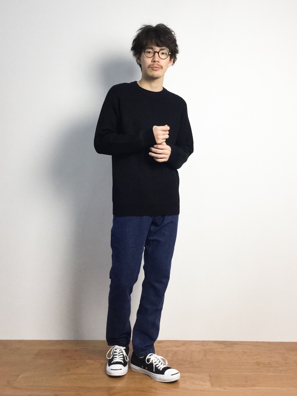 「ニット、クルーネックニット、デニムパンツ、黒ニット」｜「VIBGYORのデニムスキニーパンツ（デニムパンツ、ブルー系）」を使った、ナカニシアキラさん（メンズ・172cm）の秋コーディネートの1枚目の写真
