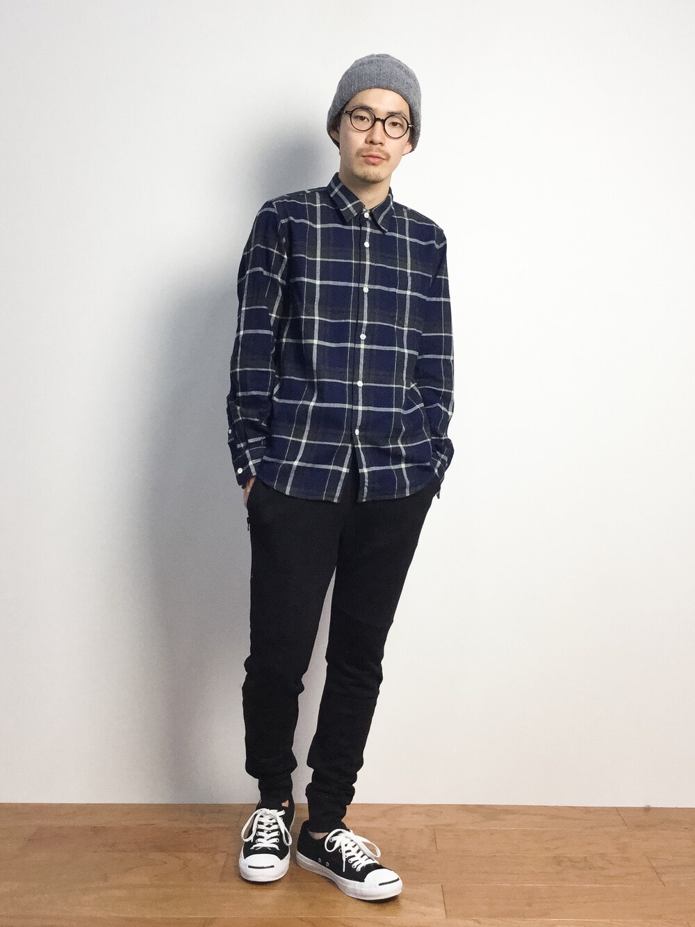 「スウェットパンツ、チェックシャツ、ニット帽、リブパンツ、ニットキャップ、グレーのニット帽」｜「EDIFICEのINVERALLAN EX アランケーブルニット（ハット、グレー系）」を使った、ナカニシアキラさん（メンズ・172cm）の秋コーディネートの1枚目の写真