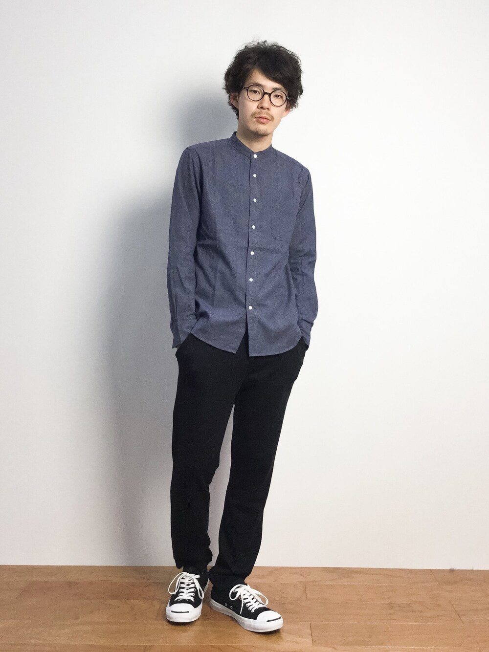「スウェットパンツ、黒パンツ、バンドカラー、バンドカラーシャツ」｜「green label relaxingのPROFILO HOU/T/CHK BAND/C シャツ（シャツ/ブラウス、ブルー系）」を使った、ナカニシアキラさん（メンズ・172cm）の秋コーディネートの1枚目の写真