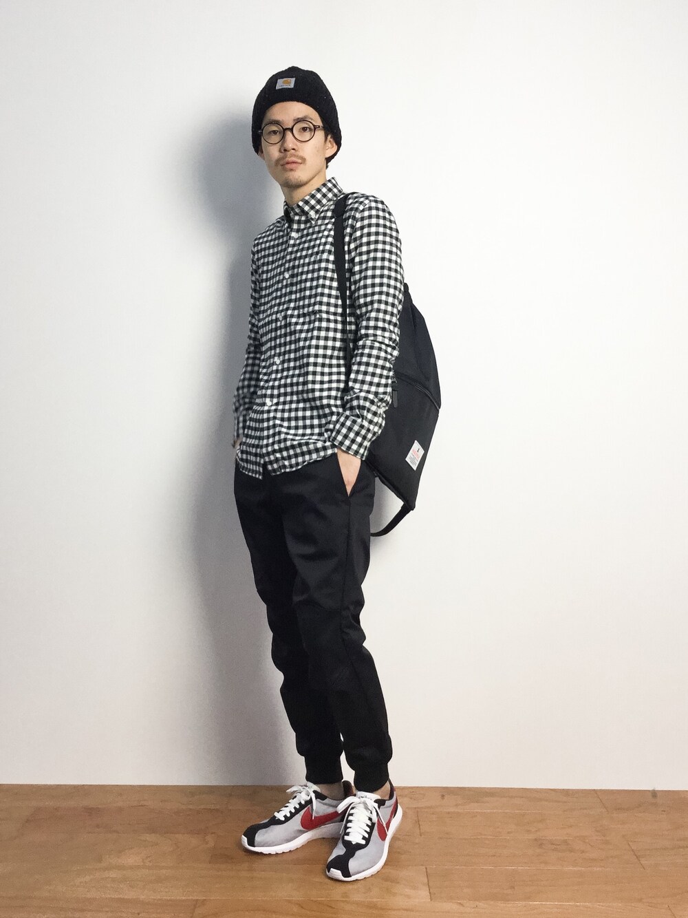 「ニット帽、リブパンツ、ギンガムチェック、ナイキスニーカー、ビーニー、ナップサック、ギンガムチェックシャツ、ジムサック」｜「Carhartt WIPのANGLISTIC BEANIE（ニットキャップ/ビーニー、ブラック系）」を使った、ナカニシアキラさん（メンズ・172cm）の秋コーディネートの1枚目の写真