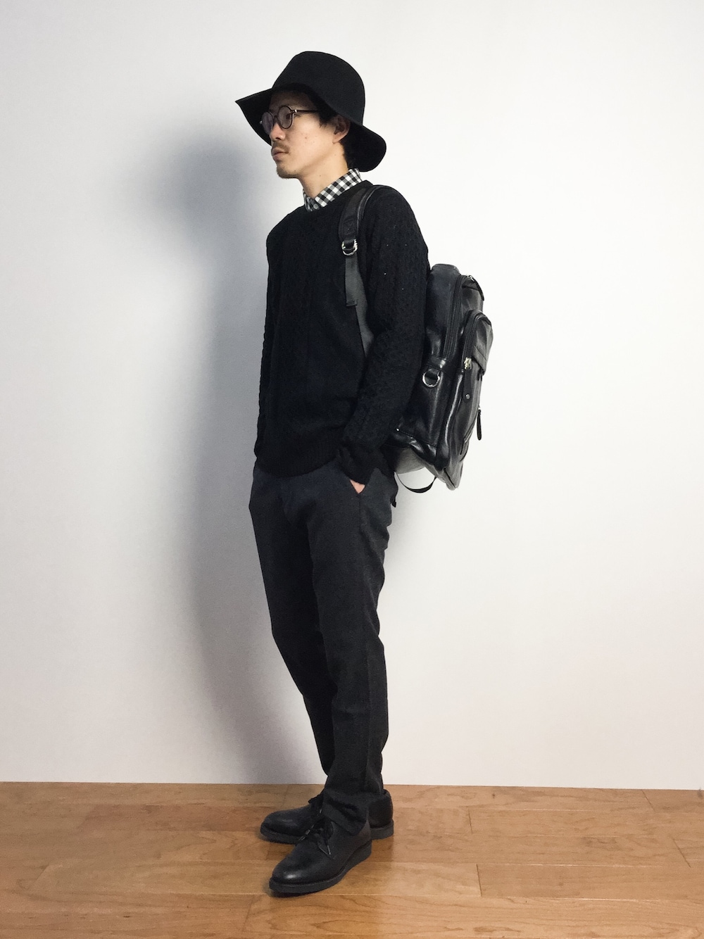 「ケーブルニット、革靴、黒リュック、黒ニット、ツバ広ハット、グレーパンツ、黒ハット、フェルトハット」｜「L.H.PのLHP/エルエイチピー/Neoleather Design Backpack Ⅱ <6016158>（バックパック/リュック、ブラック系）」を使った、ナカニシアキラさん（メンズ・172cm）の秋コーディネートの1枚目の写真