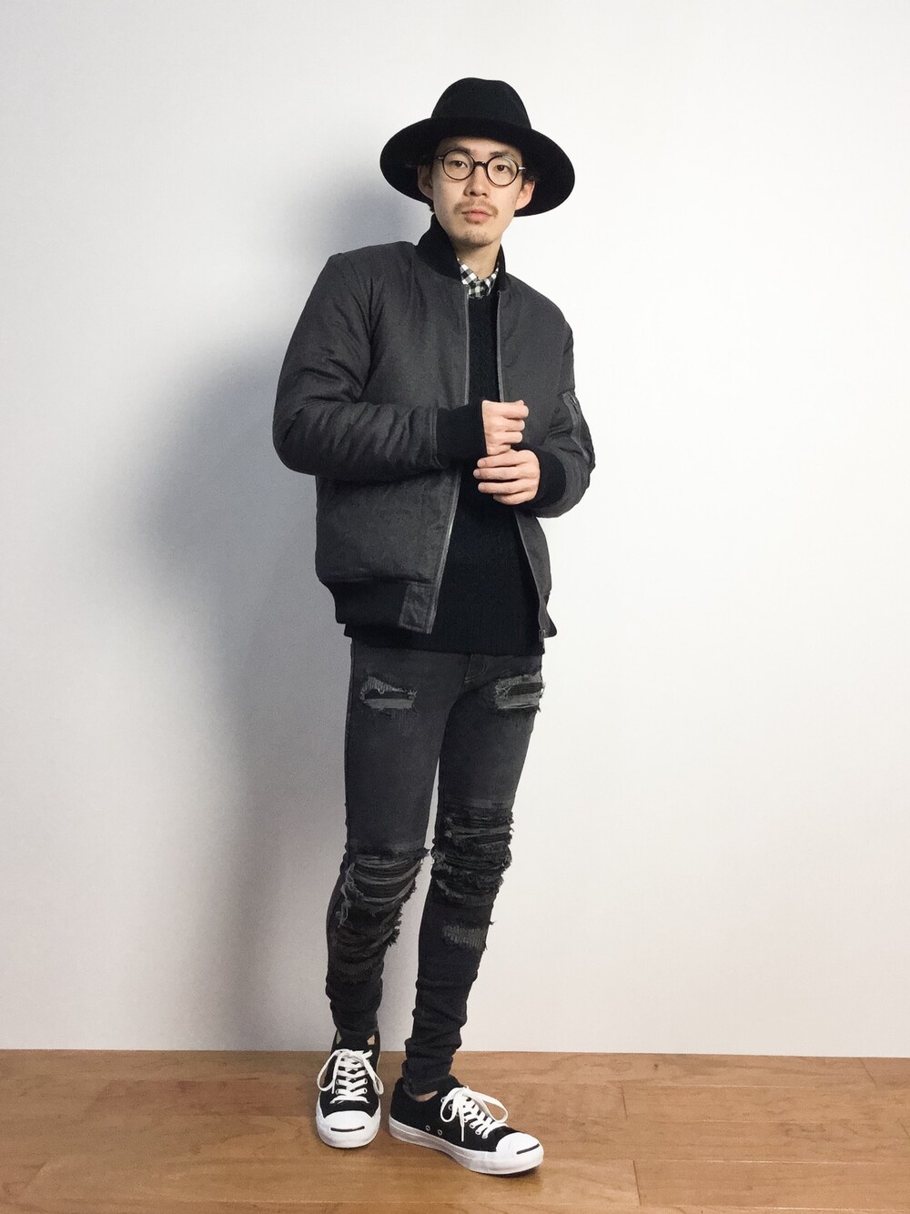 「MA-1、MA1、ミリタリージャケット、ツバ広ハット、黒スキニー、黒ハット」｜「URBAN RESEARCH DOORS MENSのNEW YORK HAT Homestead（ハット、ブラック系）」を使った、ナカニシアキラさん（メンズ・172cm）の秋コーディネートの1枚目の写真