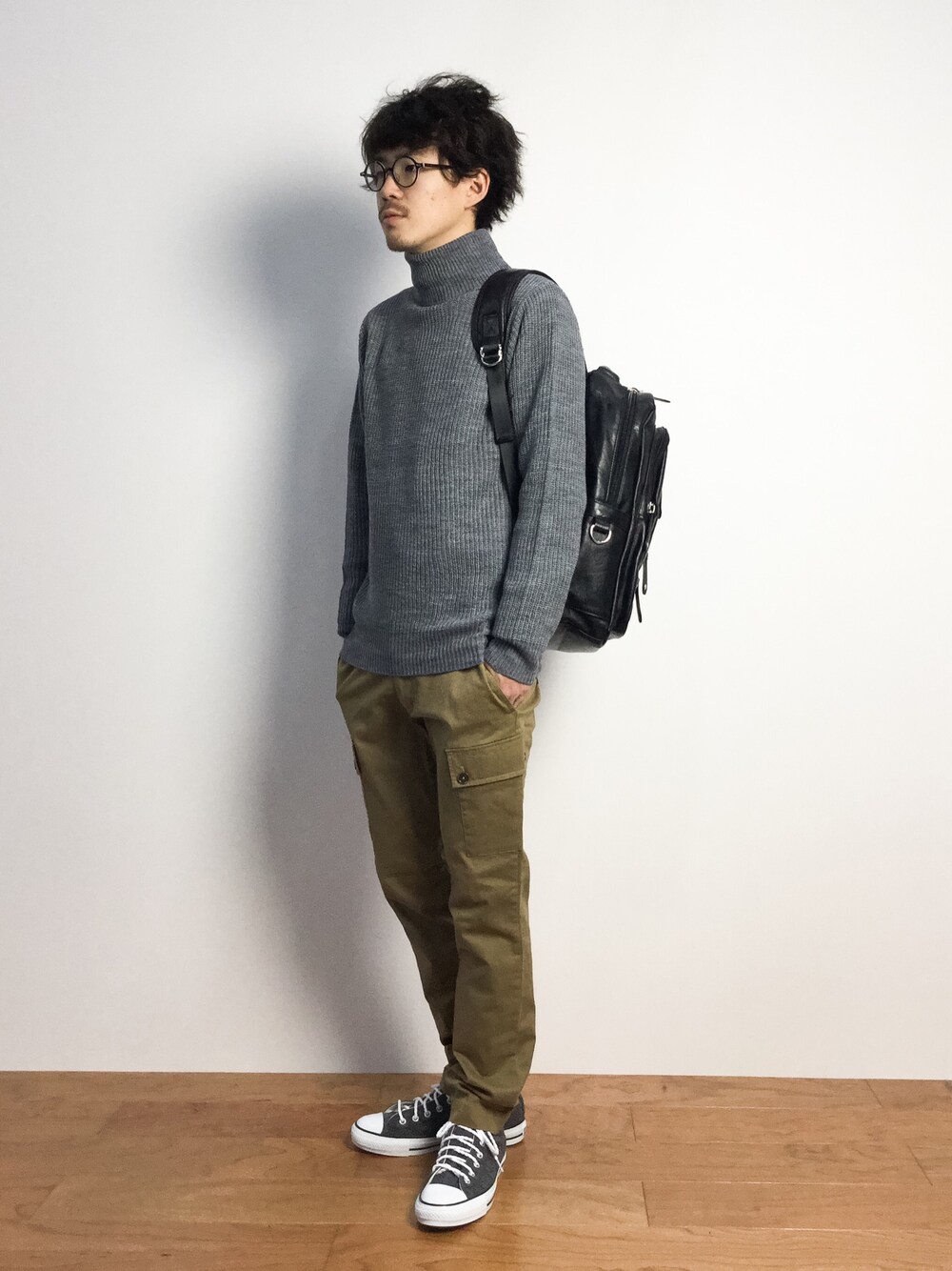 「バックパック、タートルネック、タートルネックニット、黒リュック、ベージュパンツ、グレーニット」｜「L.H.PのLHP/エルエイチピー/Neoleather Design Backpack Ⅰ <6016158>（バックパック/リュック、ブラック系）」を使った、ナカニシアキラさん（メンズ・172cm）の秋コーディネートの1枚目の写真
