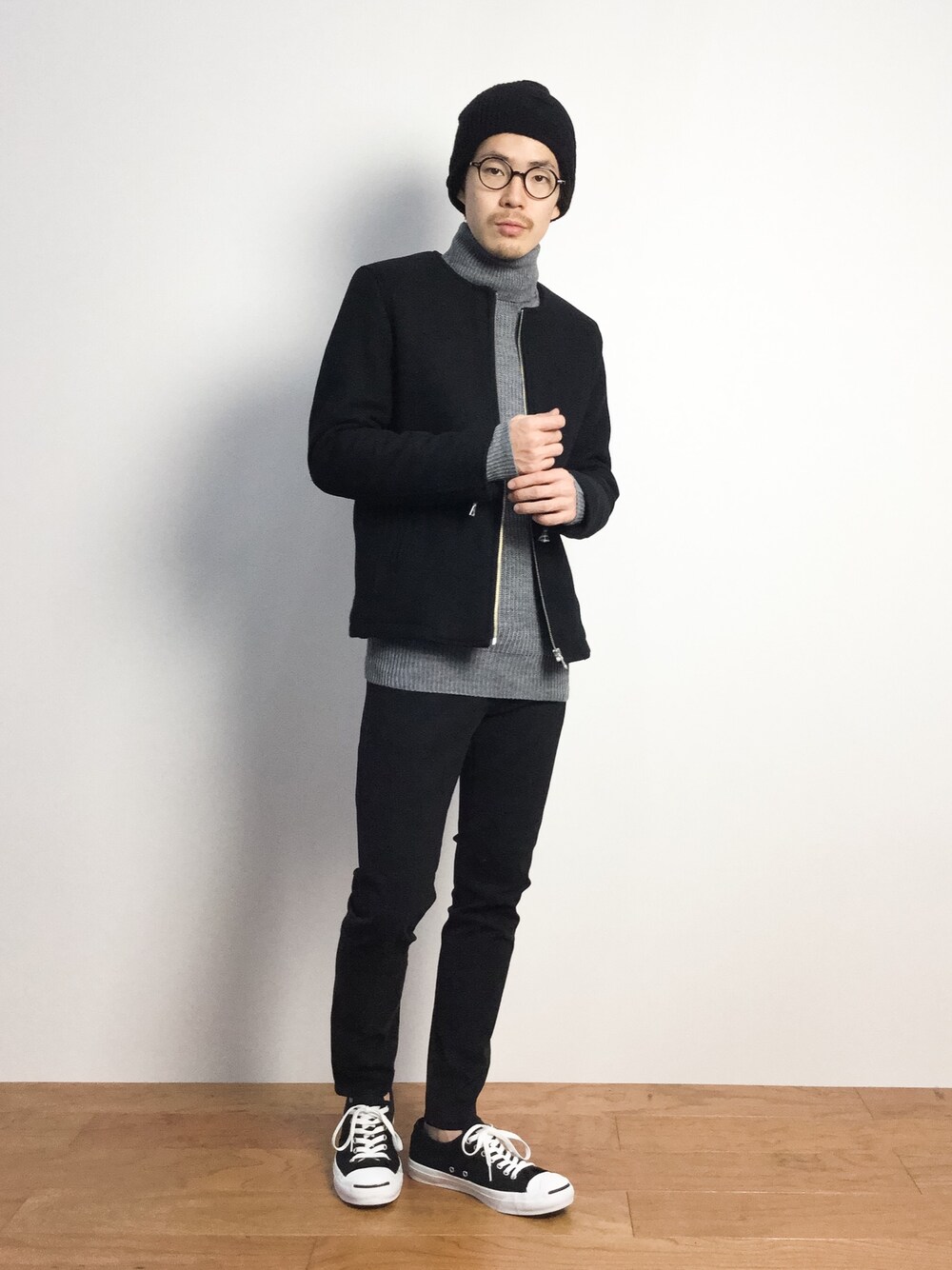 「スキニー、タートルネック、タートルネックニット、ノーカラージャケット、グレーニット、黒スキニー」｜「URBAN RESEARCH DOORS MENSのD'sh 変わり編みニットCap（ニットキャップ/ビーニー、ブラック系）」を使った、ナカニシアキラさん（メンズ・172cm）の秋コーディネートの1枚目の写真