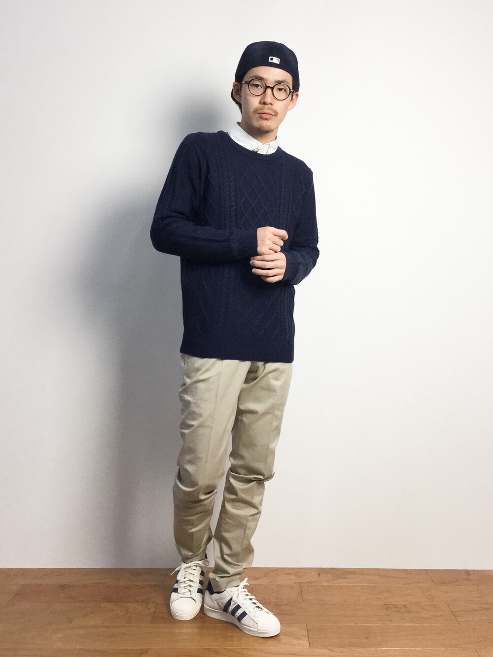 「ケーブルニット、ベースボールキャップ、ベージュパンツ、スーパースター、キャップ後ろかぶり、ネイビーニット、キャップ×メガネ」｜「NEW ERAのNEW ERA / WashCordCAP（キャップ、ブルー系）」を使った、ナカニシアキラさん（メンズ・172cm）の秋コーディネートの1枚目の写真