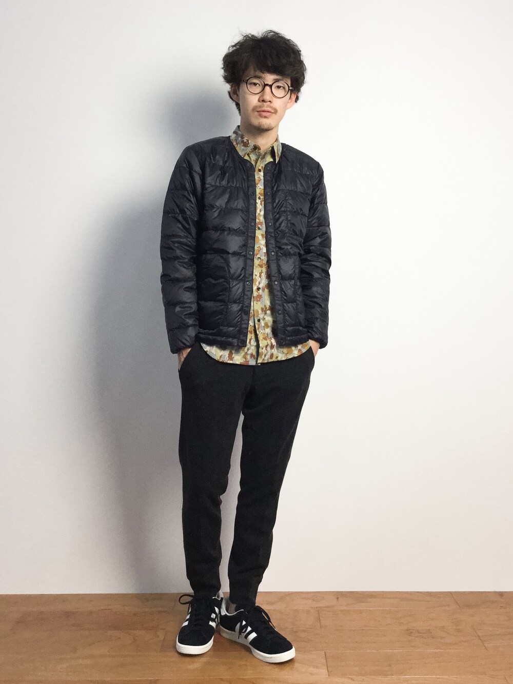 「カモ柄、インナーダウン、迷彩シャツ、カモフラシャツ、カモ柄シャツ」｜「BEAMS LIGHTS Men'sのBEAMS LIGHTS / ポンチ裾リブイージーパンツ（その他パンツ、グレー系）」を使った、ナカニシアキラさん（メンズ・172cm）の秋コーディネートの1枚目の写真