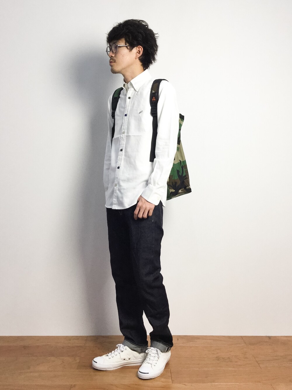 「バックパック、白シャツ、ジャックパーセル、ミステリーランチ」｜「URBAN RESEARCHのDENIMADE  SLIM-FIT SELVEDGE DENIME（デニムパンツ、ブルー系）」を使った、ナカニシアキラさん（メンズ・172cm）の秋コーディネートの1枚目の写真