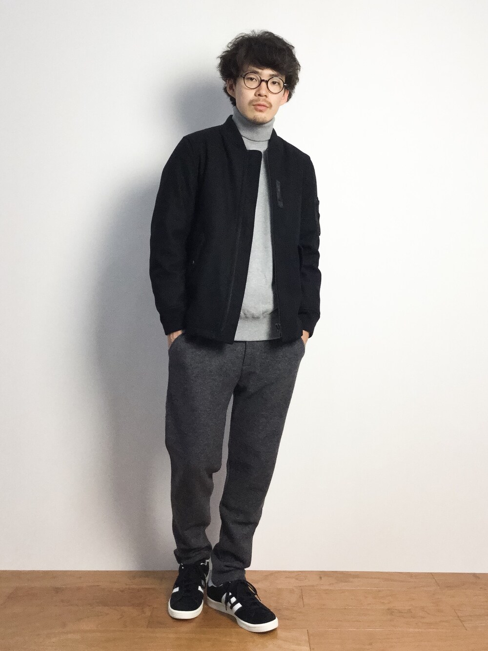 「MA-1、MA1、タートルネック、ミリタリージャケット」｜「HAREのタートルスエットプルオーバー(HARE)（スウェット、グレー系）」を使った、ナカニシアキラさん（メンズ・172cm）の秋コーディネートの1枚目の写真
