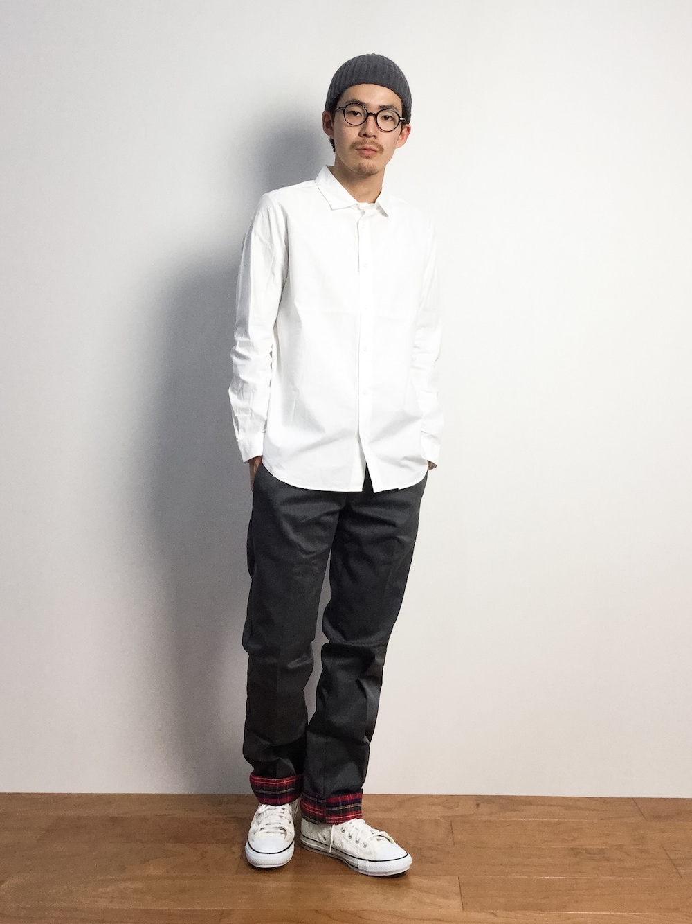 「白シャツ、ニット帽、ロールアップ、グレーパンツ、グレーニット帽、グレーのニット帽」｜「Carhartt WIPのRIB BEANIE（ニットキャップ/ビーニー、グレー系）」を使った、ナカニシアキラさん（メンズ・172cm）の秋コーディネートの1枚目の写真