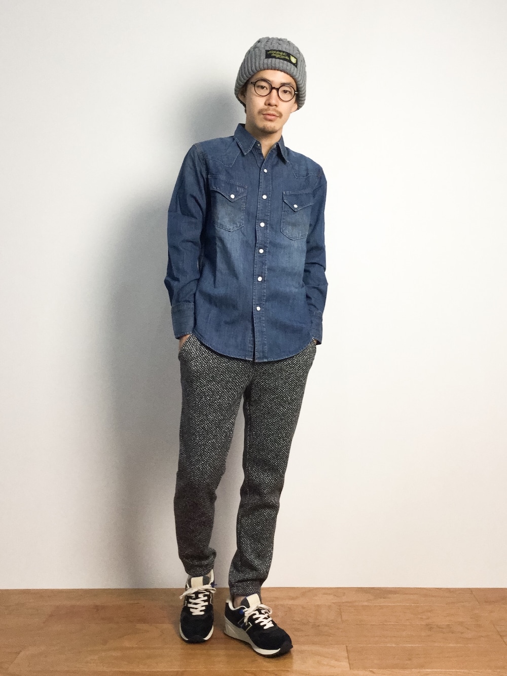 「ニューバランス、デニムシャツ、グレーパンツ、グレーニット帽、グレーのニット帽」｜「NEW BALANCEの◇NEW BALANCE/ EX ML999 （スニーカー、ブラック系）」を使った、ナカニシアキラさん（メンズ・172cm）の秋コーディネートの1枚目の写真
