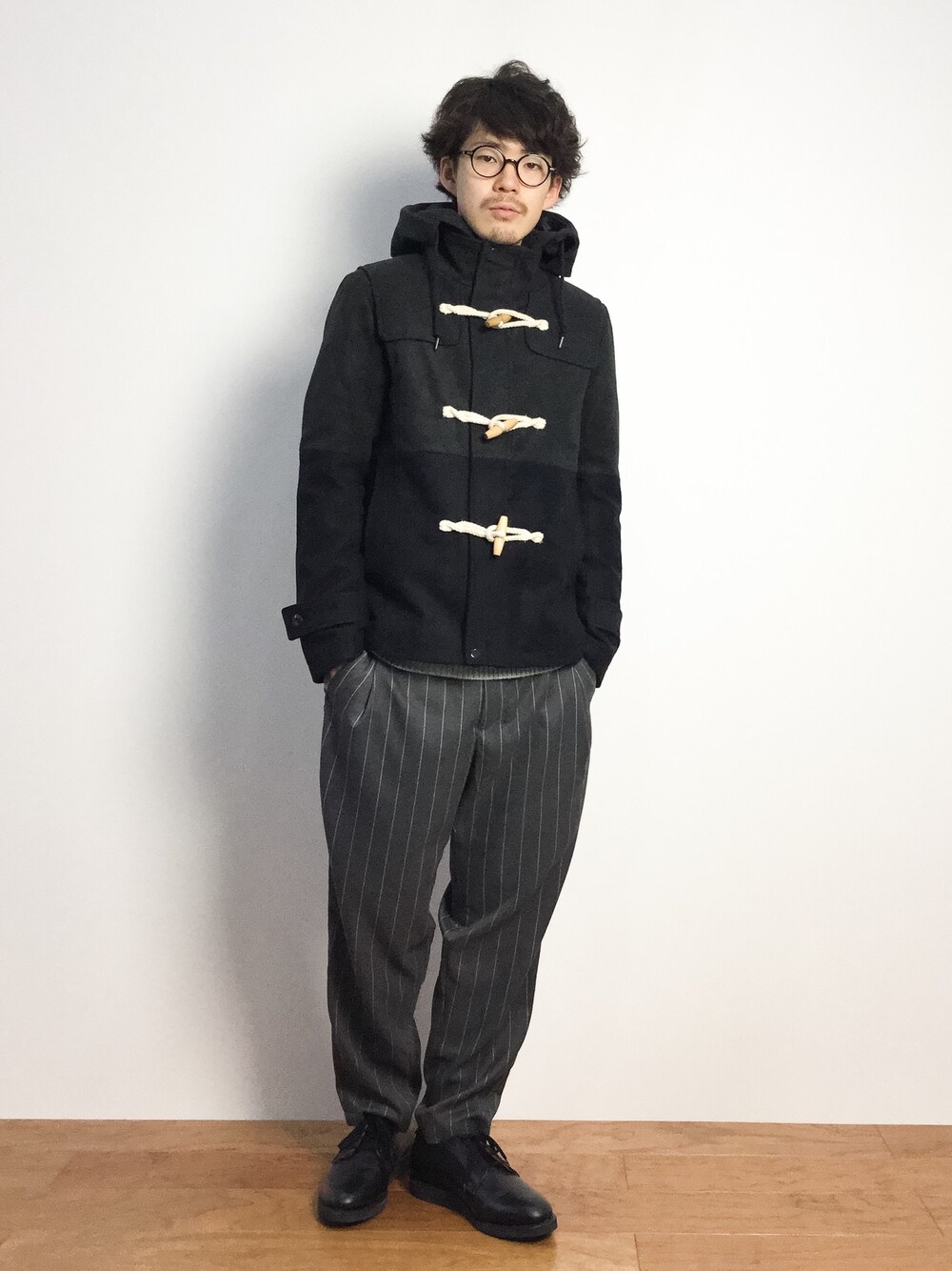 「ダッフルコート、冬コーデ、ワイドパンツ、ストライプパンツ、冬、ショートダッフル」｜「JUNREDのワイドピッチストライプタックパンツ（その他パンツ、グレー系）」を使った、ナカニシアキラさん（メンズ・172cm）の秋コーディネートの1枚目の写真