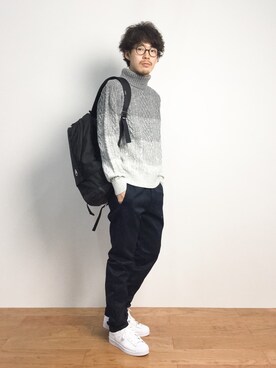 「黒リュック」｜「アイテム（チノパンツ）」を使った、ナカニシアキラさん（メンズ・172cm）の秋コーディネート