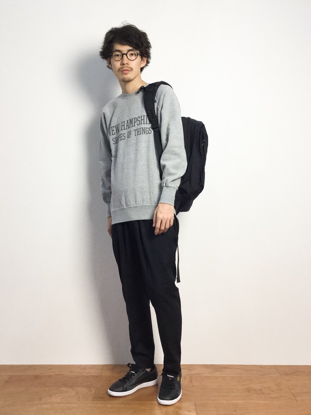 「スウェット、バックパック、リュック、トレーナー、黒リュック」｜「URBAN RESEARCHのPUMA マッチ74（スニーカー、ブラック系）」を使った、ナカニシアキラさん（メンズ・172cm）の秋コーディネートの1枚目の写真