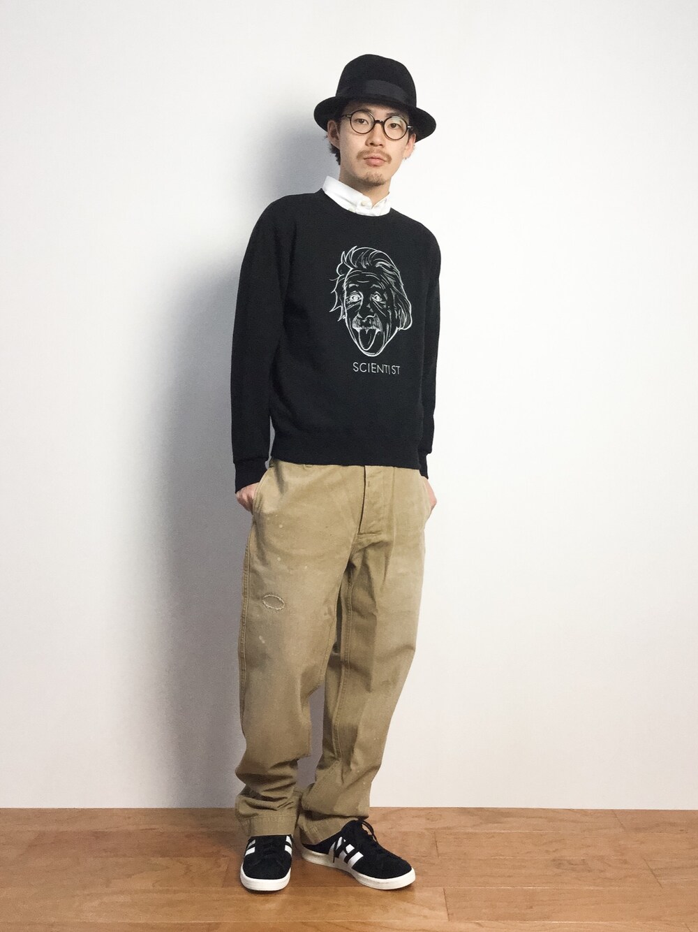 「トレーナー、ハット、ベージュパンツ、シャツ×スウェット、黒ハット」｜「B:MING by BEAMSのビーミング by ビームス / Fedra HAT（ハット、ブラック系）」を使った、ナカニシアキラさん（メンズ・172cm）の秋コーディネートの1枚目の写真