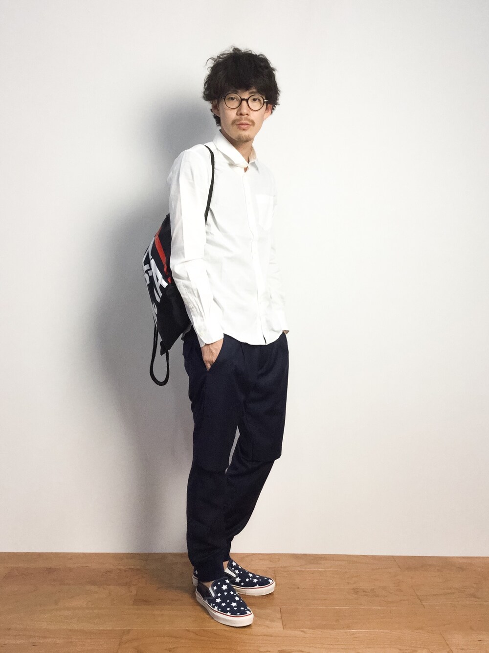 「白シャツ、スリッポン、ナップサック、ジムサック」｜「BEAMSのPIZZANISTA×BEAMS / 別注 SACK（エコバッグ/サブバッグ、ブラック系）」を使った、ナカニシアキラさん（メンズ・172cm）の秋コーディネートの1枚目の写真
