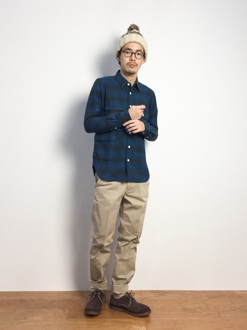 「チェックシャツ、ベージュパンツ、青チェック、ボンボンニット帽」｜「Kahikoの【kahiko】ホアンヌポンポンキャップ（ニットキャップ/ビーニー、ホワイト系）」を使った、ナカニシアキラさん（メンズ・172cm）の秋コーディネートの1枚目の写真