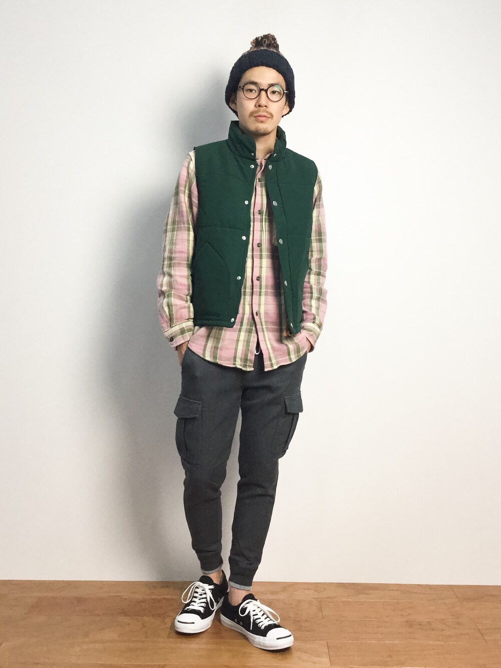 「チェックシャツ、ダウンベスト、リブパンツ、ベスト、シャツ×ベスト、ボンボンニット帽」｜「SHIPS GENERAL SUPPLYのSHIPS GENERAL SUPPLY(シップス ジェネラルサプライ): 65/35 パデッドベスト■（その他アウター、グリーン系）」を使った、ナカニシアキラさん（メンズ・172cm）の秋コーディネートの1枚目の写真
