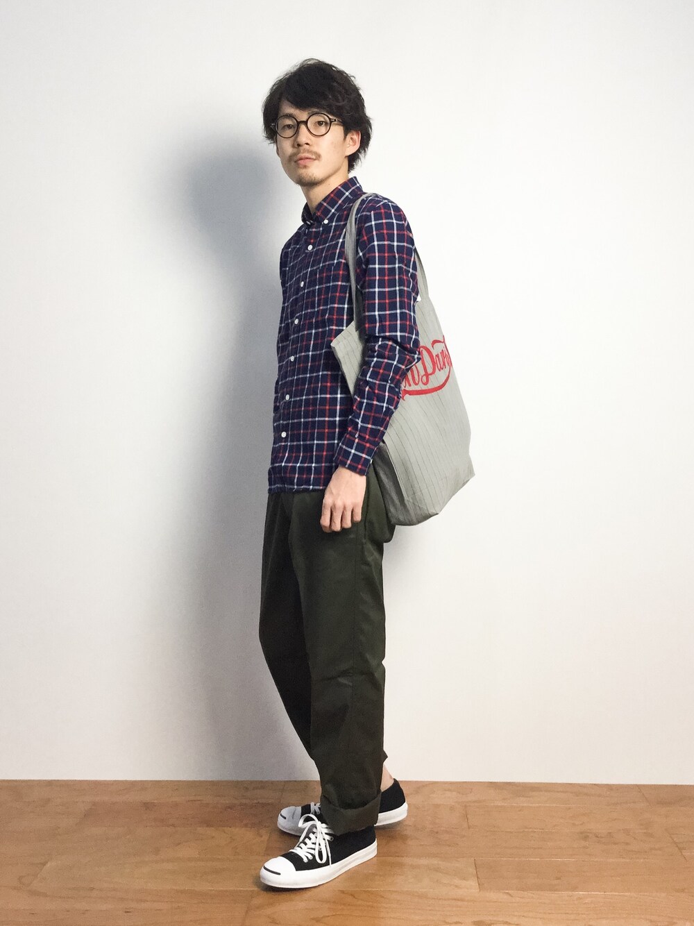 「トートバッグ、チェックシャツ、カーキパンツ、エコバッグ」｜「BEN DAVIS/WHITE LABELのBEN DAVIS/ヘリンボンストライプ地 エコバッグ（エコバッグ/サブバッグ、グレー系）」を使った、ナカニシアキラさん（メンズ・172cm）の秋コーディネートの1枚目の写真