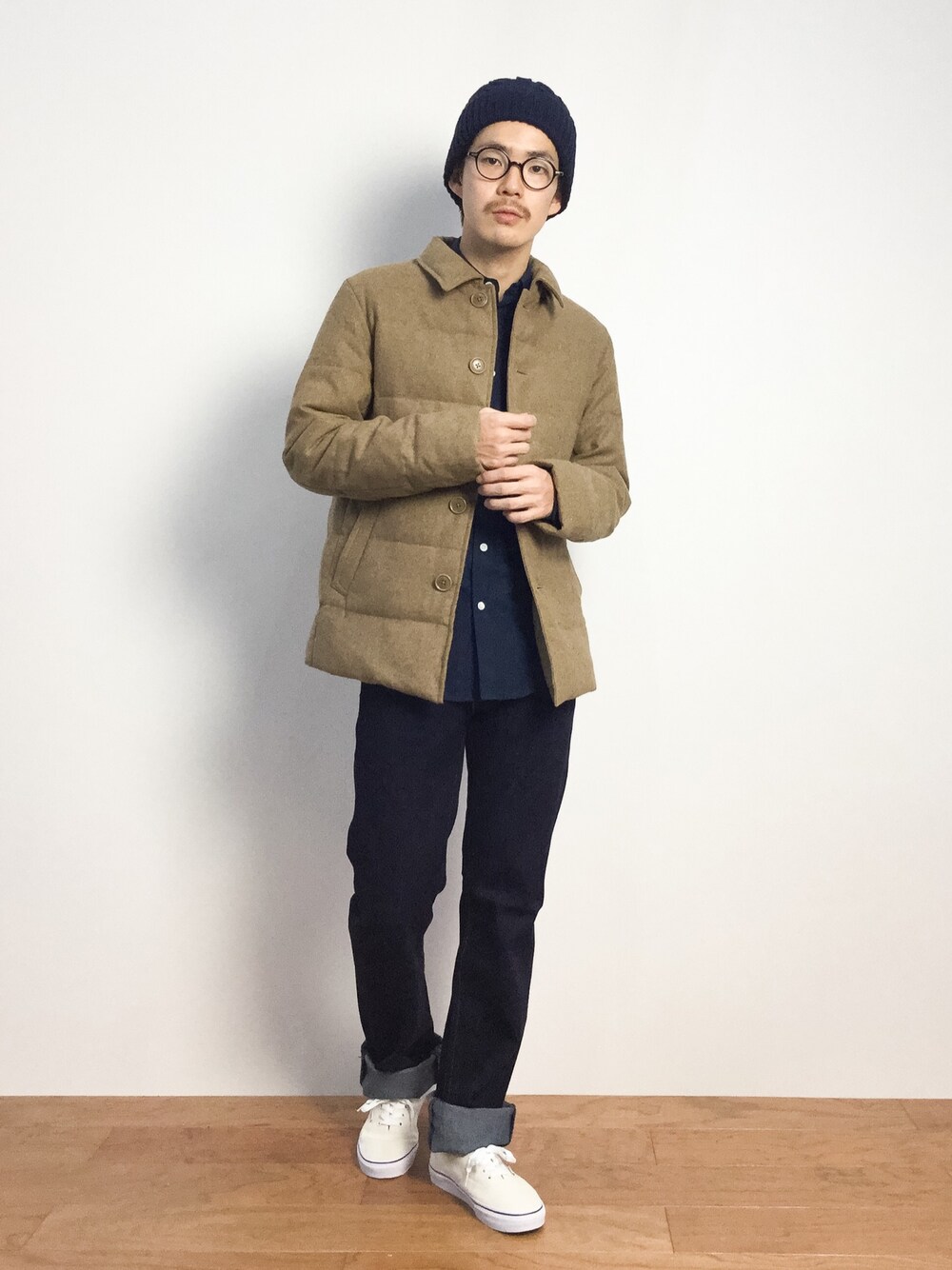 「VANS、ダウンジャケット、ニット帽、冬、VANSのスニーカー、ネイビーニット帽、ネイビーのニット帽」｜「NANO universeの:ケーブルニットワッチ（ニットキャップ/ビーニー、ブルー系）」を使った、ナカニシアキラさん（メンズ・172cm）の秋コーディネートの1枚目の写真