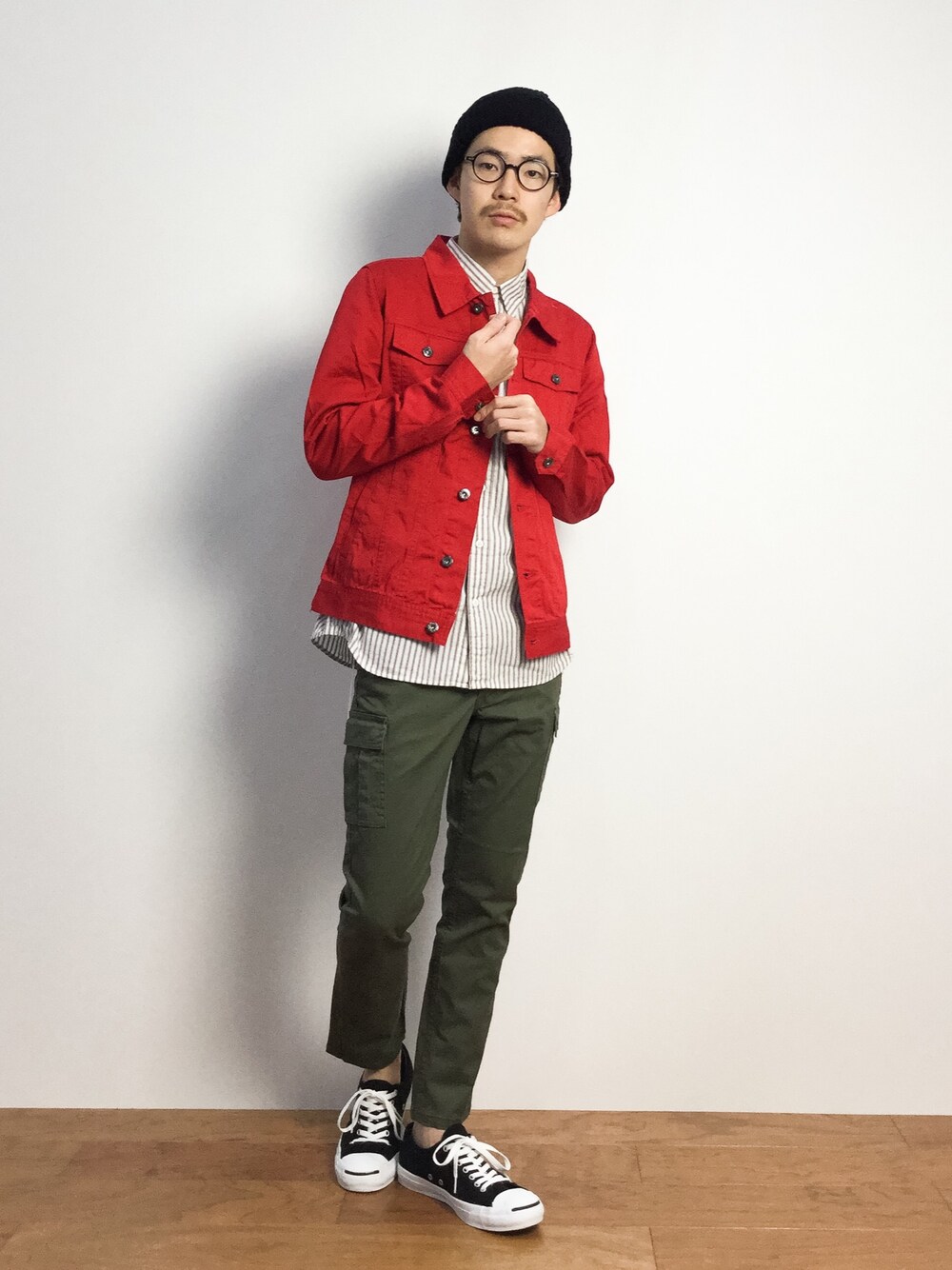「デニムジャケット、ジージャン、Gジャン、ストライプシャツ」｜「SABLE CLUTCHのツイルストレッチカーゴパンツ - アンクルカット（デニムパンツ、グリーン系）」を使った、ナカニシアキラさん（メンズ・172cm）の秋コーディネートの1枚目の写真