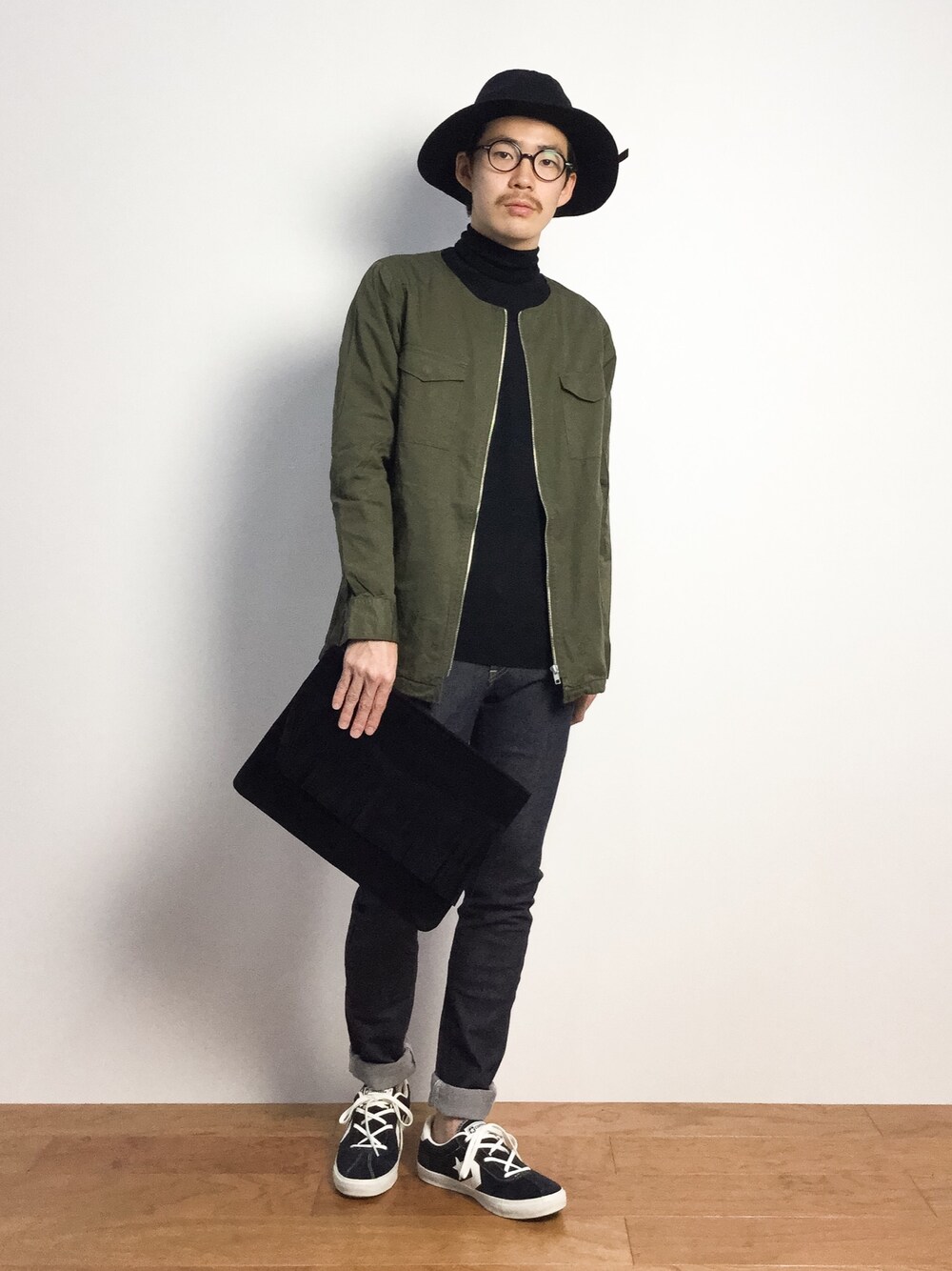 「クラッチバッグ、タートルネック、タートルネックニット、ノーカラージャケット、黒ハット」｜「SENSE OF PLACE by URBAN RESEARCHの【B】フェイクスエードクラッチバッグ（クラッチバッグ、ブラック系）」を使った、ナカニシアキラさん（メンズ・172cm）の秋コーディネートの1枚目の写真