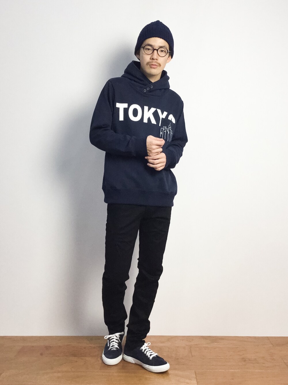 「パーカー、プルオーバーパーカー、TOKYO、ネイビーパーカー、ネイビーのパーカー」｜「BEAMSのBEAMS / 細ケーブル ワッチキャップ（ニットキャップ/ビーニー、ブルー系）」を使った、ナカニシアキラさん（メンズ・172cm）の秋コーディネートの1枚目の写真