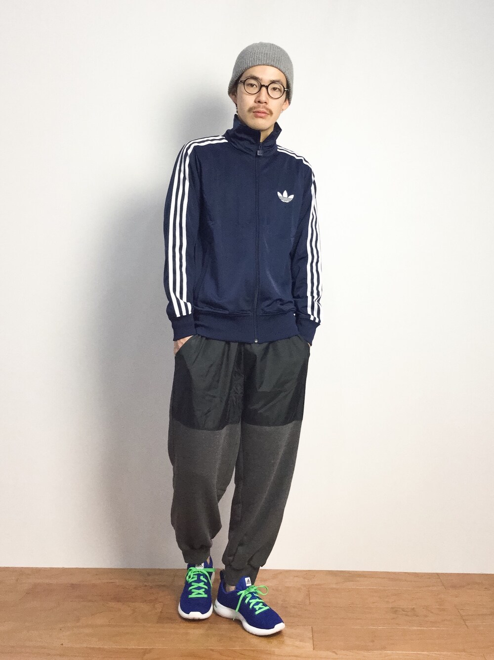 「リブパンツ、adidas、スポーツミックス、トラックジャケット、グレーニット帽、グレーのニット帽」｜「wjkの2-way  knit cap（ニットキャップ/ビーニー、グレー系）」を使った、ナカニシアキラさん（メンズ・172cm）の秋コーディネートの1枚目の写真