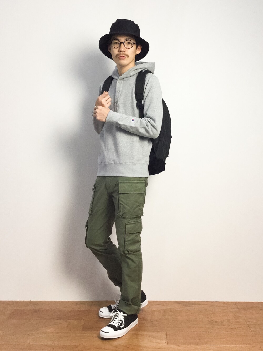 「バックパック、パーカー、プルオーバーパーカー、カーゴパンツ、カーキのカーゴパンツ、カーキパンツ、バケットハット」｜「Championの【CHAMPION】バケットハット（ハット、ブラック系）」を使った、ナカニシアキラさん（メンズ・172cm）の秋コーディネートの1枚目の写真
