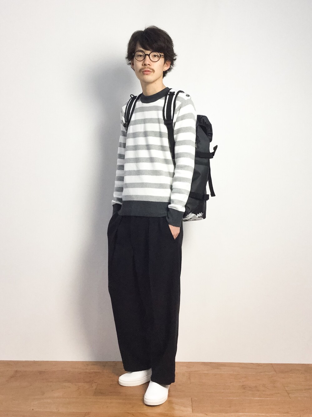「バックパック、ワイドパンツ、スリッポン、ボーダーニット、ボーダートップス」｜「VENCEEXCHANGEのLARKINSラーキンス BACKPACK                （バックパック/リュック、ホワイト系）」を使った、ナカニシアキラさん（メンズ・172cm）の秋コーディネートの1枚目の写真