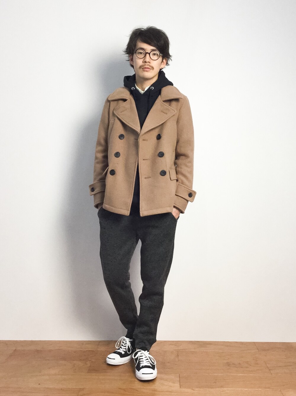 「Pコート、リブパンツ、ピーコート、グレーパンツ、ピーコート×パーカー、パーカー×ピーコート」｜「Denimeのカルゼピーコート（ピーコート、イエロー系）」を使った、ナカニシアキラさん（メンズ・172cm）の秋コーディネートの1枚目の写真