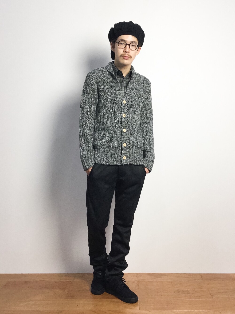 「カーディガン、ショールカラー、キャスケット、シャツ×カーディガン」｜「SHIPS GENERAL SUPPLYのSHIPS GENERAL SUPPLY(シップスジェネラルサプライ): ローゲージショールカーディガン（カーディガン/ボレロ、ブラック系）」を使った、ナカニシアキラさん（メンズ・172cm）の秋コーディネートの1枚目の写真